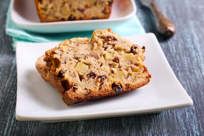 Budín de manzana y uvas pasas.