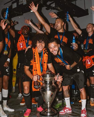 Iván René Franco (23 años) sostiene el trofeo de campeón.