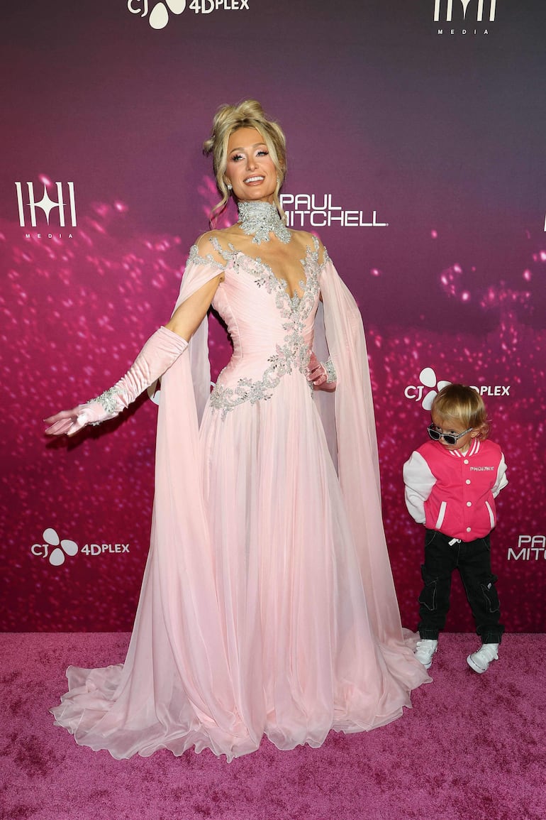 Paris Hilton y su hijo Phoenix Barron en la red carpet del AMC The Grove 14 en Los Ángeles, California. (Frazer Harrison/Getty Images/AFP)
