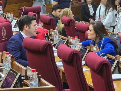 La diputada cartista Rocío Abed conversa con su correligionario Alejandro Aguilera.