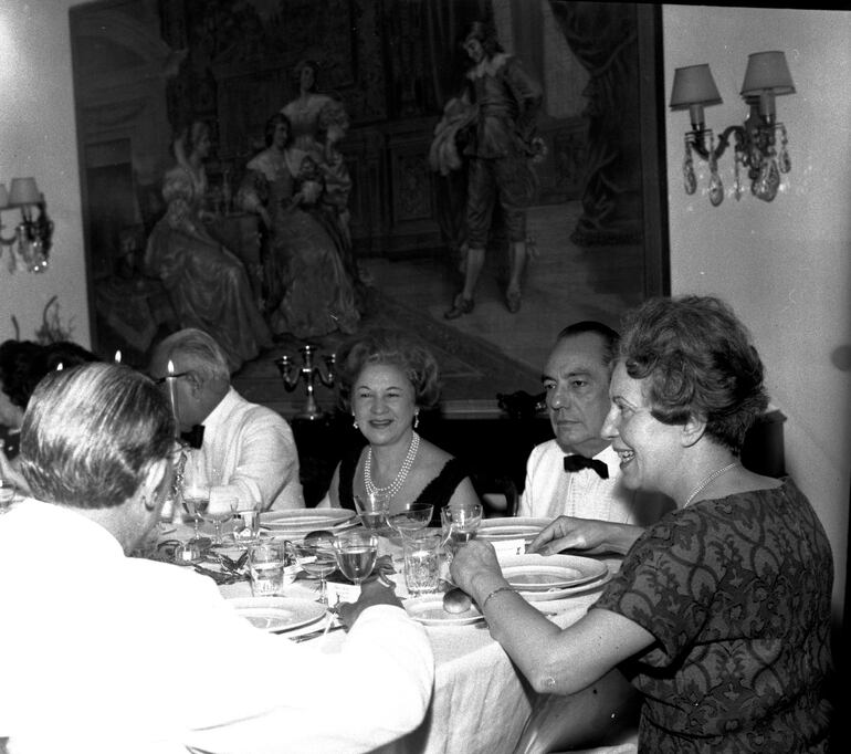 Elegante cena de la socialité asuncena en la que el anfitrión era el embajador de Alemania en Asunción y los homenajeados el canciller paraguayo Raúl Sapena Pastor y su esposa Juana Brugada Montero.