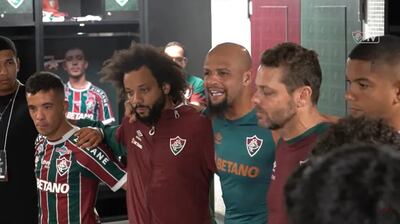 Felipe Melo (c), jugador de Fluminense, durante una arenga al plantel después del triunfo 3-1 sobre América Mineiro.