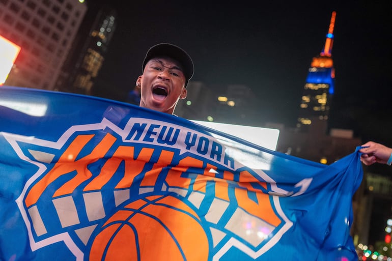 Celebración a lo grande de los aficionados de los Knicks en las calles de Nueva York.