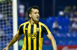 El festejo de Néstor Camacho, autor del único gol en el triunfo de Guaraní sobre Tacuary, anoche en Villa Elisa. El delantero registró su tanto número 124 en el historial del fútbol paraguayo.