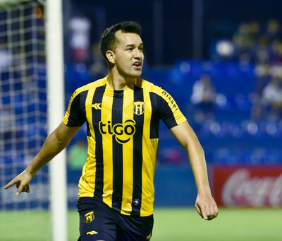 El festejo de Néstor Camacho, autor del único gol en el triunfo de Guaraní sobre Tacuary, anoche en Villa Elisa. El delantero registró su tanto número 124 en el historial del fútbol paraguayo.