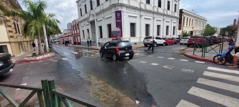 Las aguas inundan la calle Palma, pasando por la sede del Archivo Nacional (foto), y llegando incluso a inmediaciones del Panteón Nacional de los Héroes.