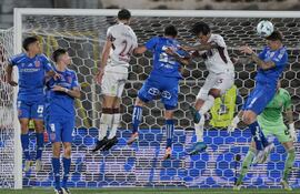 El duelo en Santiago finalizó con empate 2-2 y queda todo para la revancha en suelo argentino.