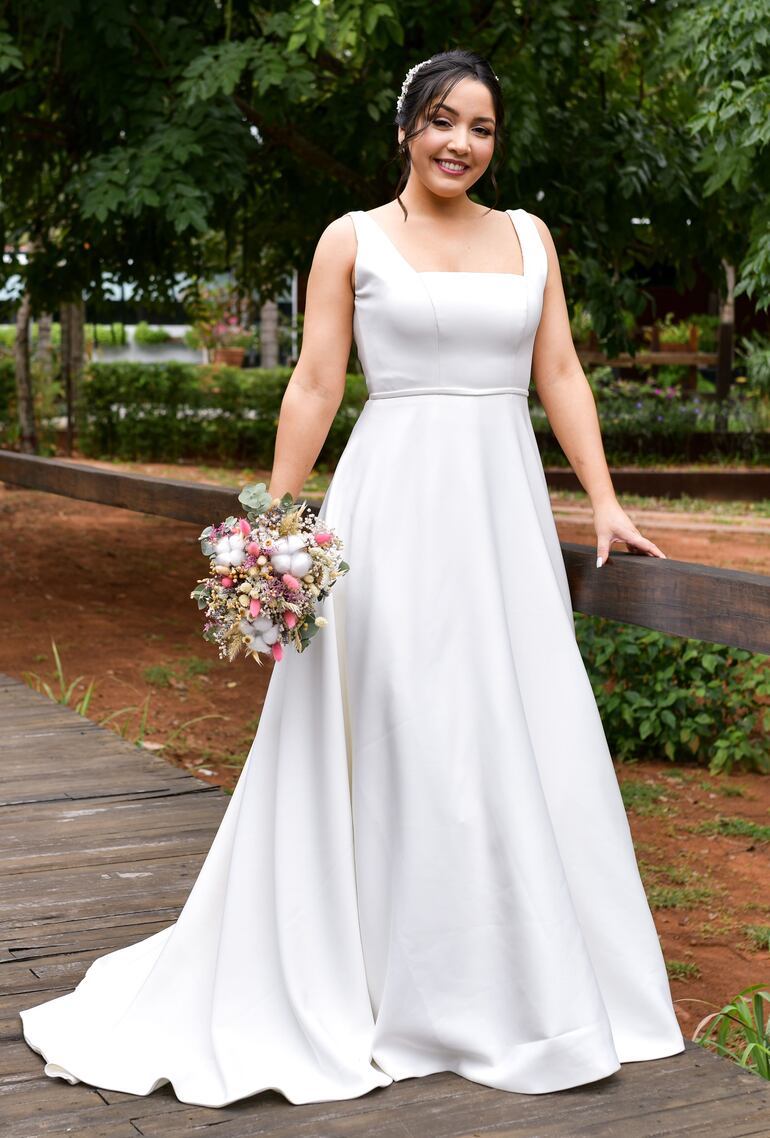 La novia lució un vestido diseñado por Nicole Burkholder, el ramo fue trabajado por Morel Atelier, y del ramo se encargó Vitarosa.