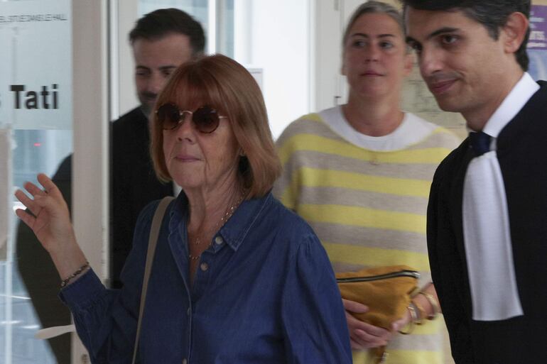 La víctima Gisèle Pelicot (i) llega al Palacio de Justicia para asistir a la 12ª sesión del juicio en los tribunales de Aviñon, Francia, este miércoles.