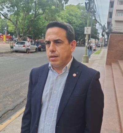 Intendente interino de Puerto Casado, Domingo Vera (ANR), frente a la sede del BNF en el microcentro capitalino.