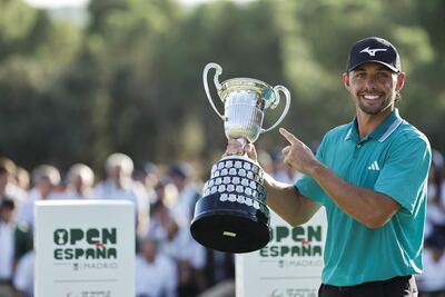 El inglés Marco Penge celebra su victoria en el Abierto de España de golf este domingo en el Club de Campo Villa de Madrid.