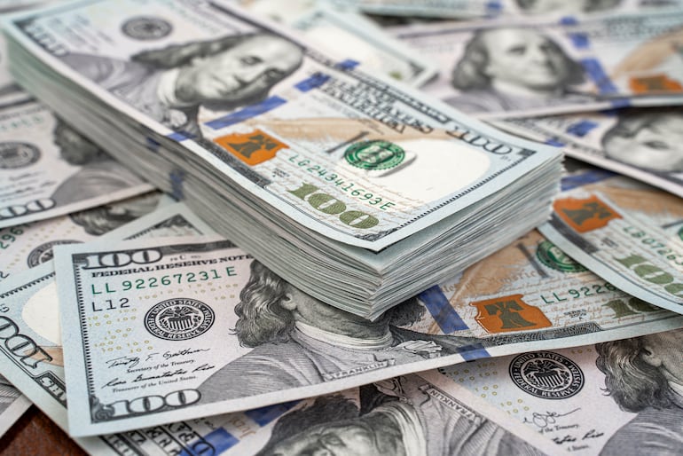 Fajos de billetes de cien dólares.