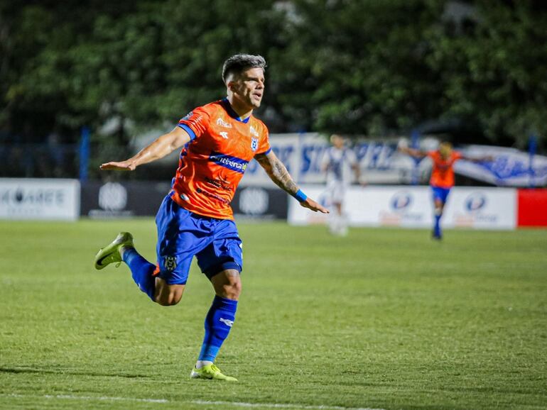 Brahian Ayala, futbolista del 2 de Mayo, celebra un gol en el partido frente a Sportivo Ameliano por la fecha 19 del torneo Clausura 2024 del fútbol paraguayo en el estadio Martín Torres, en Asunción.