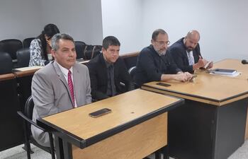 Raúl Fernández Lippmann (segundo de la derecha), junto a los abogados Álvaro Arias y Enrique Kronawetter, en la audiencia de reposición.