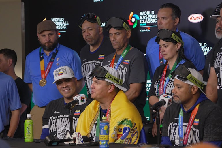 
El seleccionador de Venezuela, Omar López (abajo-c), habla en una rueda de prensa en la que afirmó que el título del Clásico Mundial de Béisbol es para todos los venezolanos.