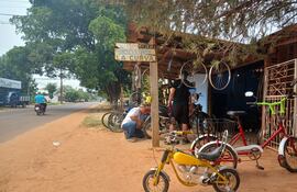 Emprendedor logra mantener  el oficio de taller de bicicletas durante 30 años y comparte su alegría con sus clientes y amigos