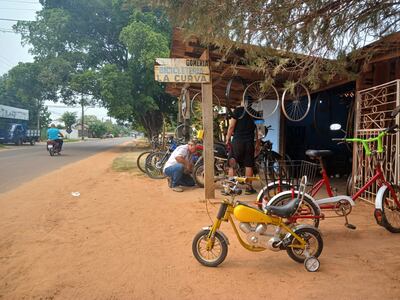 Emprendedor logra mantener  el oficio de taller de bicicletas durante 30 años y comparte su alegría con sus clientes y amigos