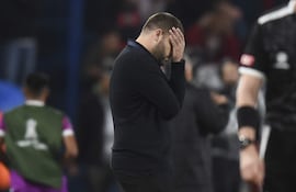 El paraguayo Ariel Galeano, entrenador de Libertad, realiza gestos de lamento durante un partido ante Nacional por el Grupo H de la Copa Libertadores 2024 en el estadio Gran Parque Central en Montevideo, Uruguay.