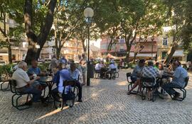Vecinos del barrio de Campo de Ourique con cartas y juegos de mesa en el Jardim da Parada, pulmón y punto de encuentro de esta zona de Lisboa, donde las autoridades quieren construir una estación de metro, a lo que los residentes del área se oponen. El barrio de Campo de Ourique, en el centro histórico de Lisboa, es uno de los pocos que resisten a duras penas la gentrificación que vive la capital, donde la lucha de los vecinos por proteger una plaza con un jardín centenario se ha convertido en símbolo de la defensa de la esencia de la ciudad.