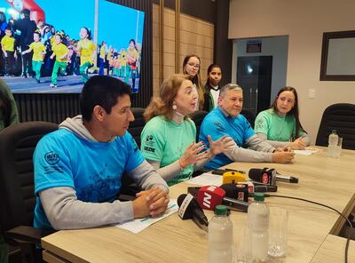 Fernando Vargas, director deportivo de CONSUR Bike; Nadia Czeraniuk, rectora de la UNAE; Jorge Ayala, director del Hospital Regional de Encarnación, y Verena Schaefer, coordinadora del Instituto Superior de Educación Divina Esperanza, durante la presentación de la 25 edición de la “Correcaminata Solidaria”.