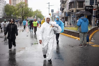 AME2447. LUJÁN (ARGENTINA), 03/10/2026.- Personan caminan durante una peregrinación este sábado, en Luján, provincia de Buenos Aires (Argentina). Miles de argentinos peregrinaron desde las primeras horas y bajo una persistente lluvia hacia Luján, ciudad de la provincia de Buenos Aires que visitará el papa León XIV durante su recorrido durante noviembre por el país suramericano. EFE/ STR
