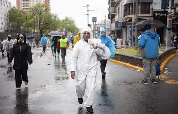 AME2447. LUJÁN (ARGENTINA), 03/10/2026.- Personan caminan durante una peregrinación este sábado, en Luján, provincia de Buenos Aires (Argentina). Miles de argentinos peregrinaron desde las primeras horas y bajo una persistente lluvia hacia Luján, ciudad de la provincia de Buenos Aires que visitará el papa León XIV durante su recorrido durante noviembre por el país suramericano. EFE/ STR
