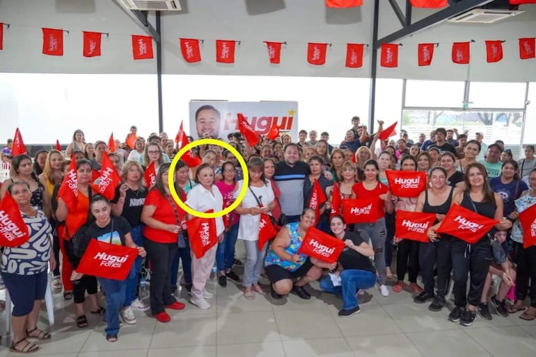 Aída Aquino de Farías y su hijo Hugo Farías durante un acto político en donde supuestamente obligaron a las cocineras de Hambre Cero a asistir.