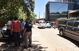 Agentes de la Policía Nacional realizan averiguaciones en el lugar donde se produjo el intento de asalto.