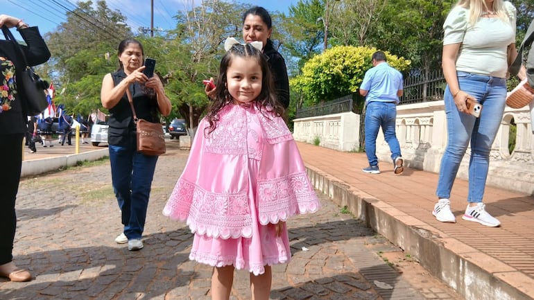 La niña Irina Rodríguez viste igual a la Virgen Nuestra Señora del Rosario por una promesa que hicieron sus familiares por su salud.