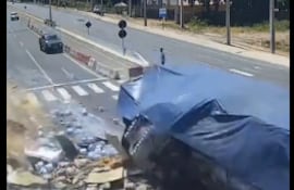 Un camión que transportaba bebidas se quedó sin frenos en Pedrozo ayer martes 3 de febrero.