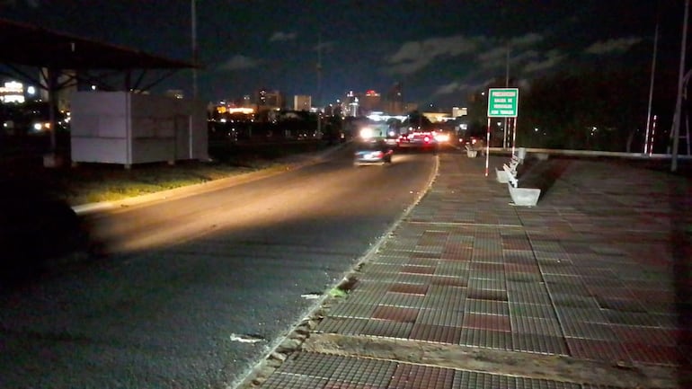 Bomberos combaten el fuego de un transformador en la Costanera de Asunción frente a Turista Roga.