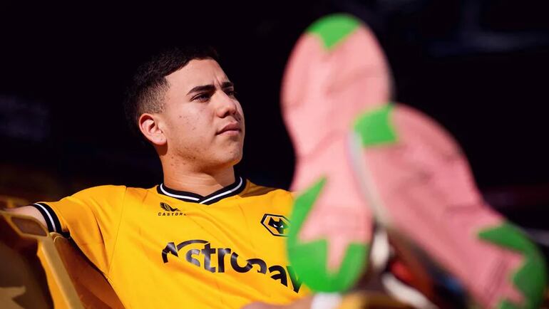 Enso González durante llegada, revisión médica y presentación como refuerzo de Wolverhampton.