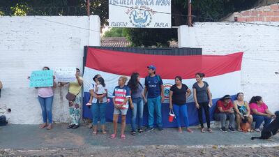 Padres de estudiantes de la escuela El Salvador de Lambaré se manifiestan en contra de la directora denunciada por maltrato.