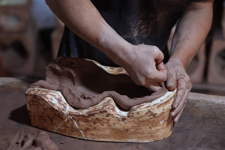 El artesano Ramón Veloso moldeando arcilla para la fabricación de figuras con la imagen de Alfaro. 