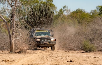 Esta camioneta, al mando de Édgar Molas, encabeza la caravana del TACPy que transita buscando los mejores caminos posibles para el TCR51.