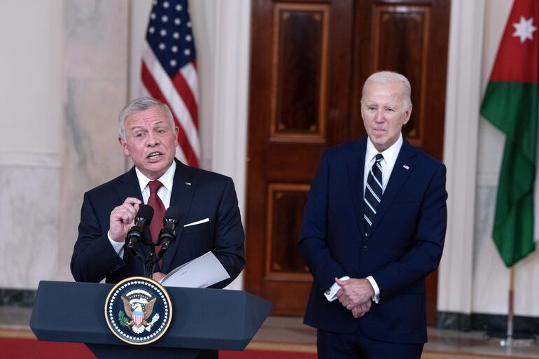 El rey de Jordania, Abdullah II (i) y el presidente de Estados Unidos, Joe Biden, en la Casa Blanca.