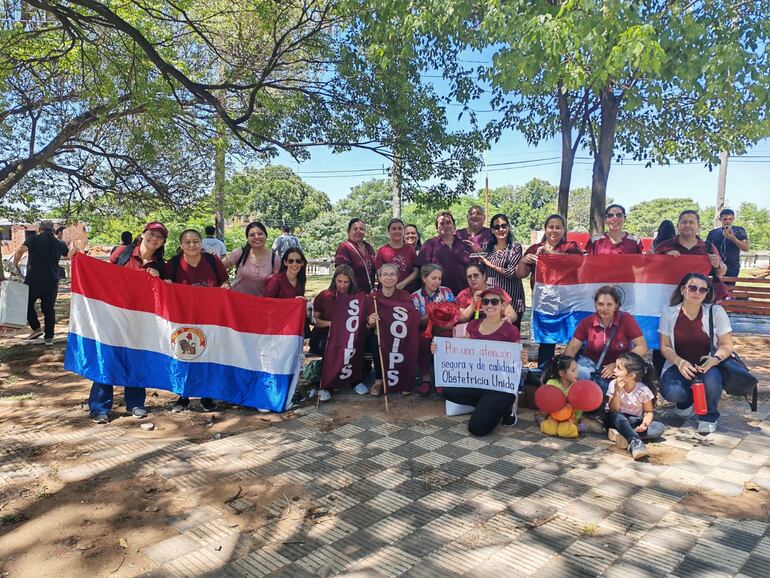 Obstetras ayer en las inmediaciones del Senado.