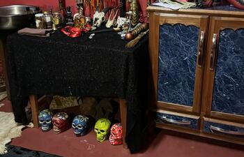 Cinco cráneos humanos fueron hallados en una de las dependencias de la casa allanada.