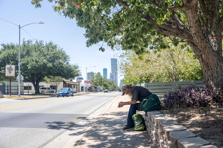 Un residente de Austin, permanece sentado a la sombra. La ciudad atraviesa un periodo de semanas consecutivas con temperaturas que alcanzan o superan los 100 °F (37,8 °C), según el Servicio Meteorológico Nacional. 