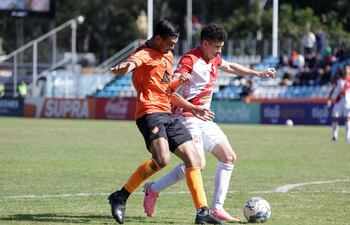 El delantero de River Plate, Osvaldo Romero transporta el esférico ante la marca pegajosa del lateral izquierdo Gustavo Brítez. (Foto: @CopaParaguayAPF)
