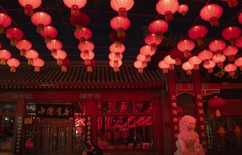 Fotografía que muestra una calle adornada con linternas para la próxima celebración del Año Nuevo chino este martes, en Pekín (China).