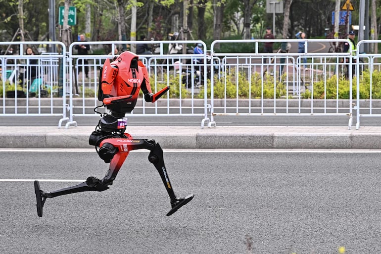 Un robot corre en la segunda Beijing E-Town Half Marathon and Humanoid Robot Half Marathon en Beijing el 19 de abril de 2026.