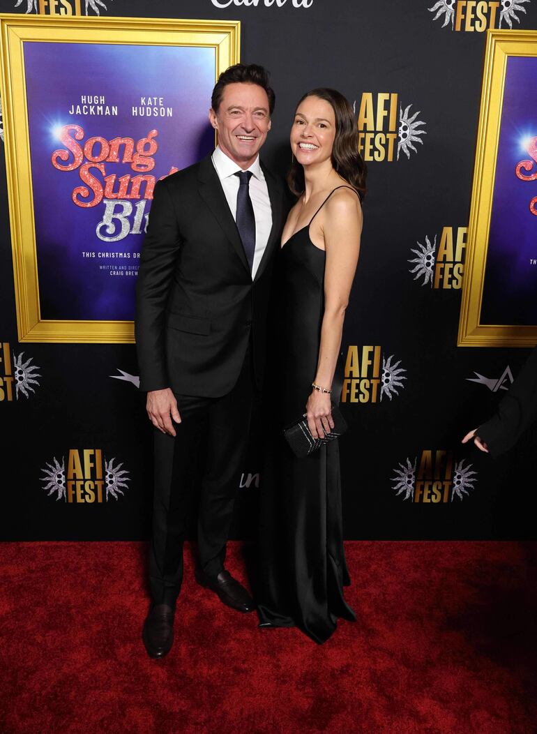 Hugh Jackman y Sutton Foster posaron juntos por primera vez en una alfombra roja. (Kevin Winter/Getty Images/AFP)