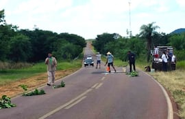 Pobladores se unen para bachear tramo Acahay -Carapeguá y La Colmena-Acahay.