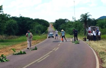 Pobladores se unen para bachear tramo Acahay -Carapeguá y La Colmena-Acahay.