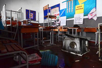 El resto de un equipo de aire acondicionado, quedó en el suelo de un aula de la escuela Carlos Antonio López.