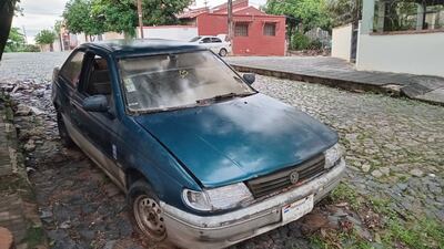 Un vehículo fue abandonado en el barrio Obrero de Asunción. Vecinos piden que sea retirado.