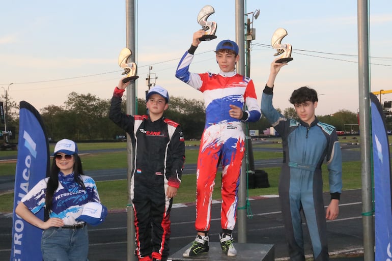 Podio de la Rotax Junior Max: 1) Sebastián Galeano (centro), 2) Sebastián Wasmosy (izquierda) y 3) Gustavo Giubi.