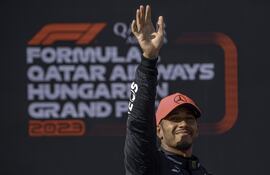 El piloto inglés Lewis Hamilton de Mercedes-AMG Petronas celebra la victoria en la clasificación del Gran Premio de Hungría 2023 en el circuito de Hungaroring.