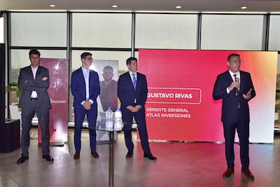 Gustavo Rivas, gerente general de Atlas Inversiones en la presentación oficial de la nueva casa de bolsa y administración de fondos, junto al titular de la Superintendencia de Valores (SIV) Joshua Abreu, Miguel Angel Zaldivar, directivo de banco Atlas y Eduardo Borgognon, titular de la Bolsa de Valores de Asunción (BVA)